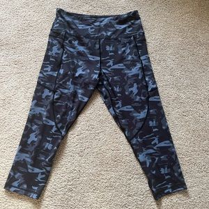 Zyia cropped camo leggings size 14-16 new without tags